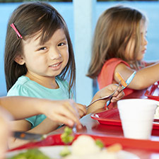 enfants à la cantine