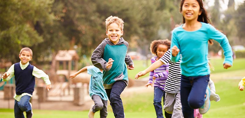 enfants pratiquant une activité physique