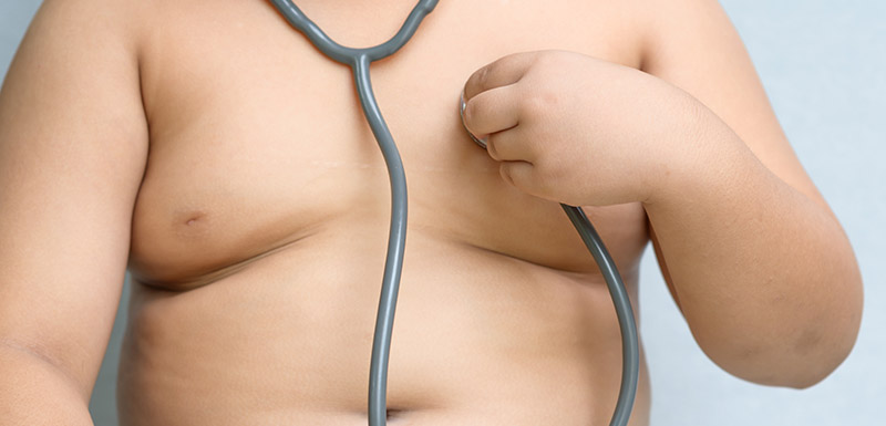 Enfant obèse avec un stéthoscope