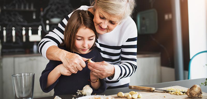 Grand-mère apprenant à cuisiner à sa petite fille
