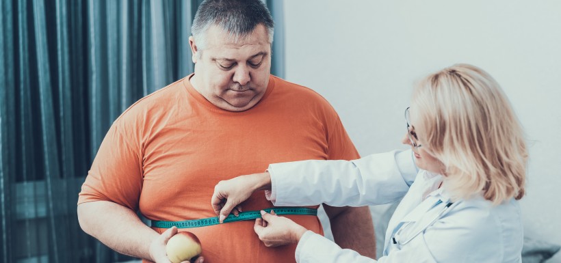 traitement de l’obésité, homme avec une médecin 