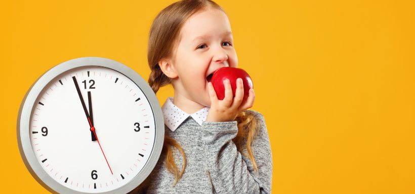 Jeune fille entrain de manger une pomme lentement pour prévenir surpoids et obésité infantiles ? 